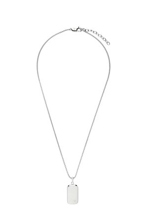 Silberne Halskette mit rechteckigem, poliertem Metall-Hundemarken-Anhänger und verstellbarer Verschlusskette.