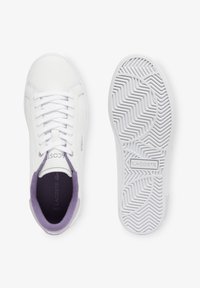 Lacoste POWERCOURT 224 - Zapatillas - wht/lt purp