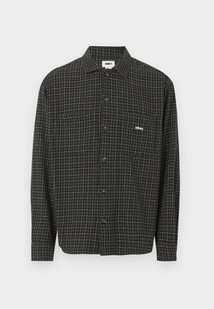 Zelena i crna karirana košulja na dugih rukava sa dva džepa na prsima i malim bijelim logotipom s lijeve strane.