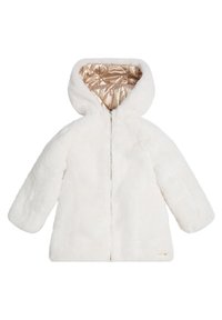 Hvid faux fur jakke med hætte, der har en lynlås lukning og en skinnende guld indvendig foring. Glat tekstur og oversized pasform.