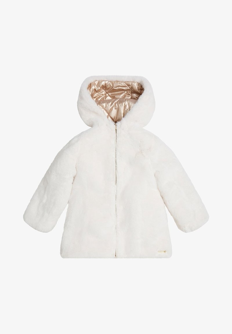 Hvid faux fur jakke med hætte, der har en lynlås lukning og en skinnende guld indvendig foring. Glat tekstur og oversized pasform.