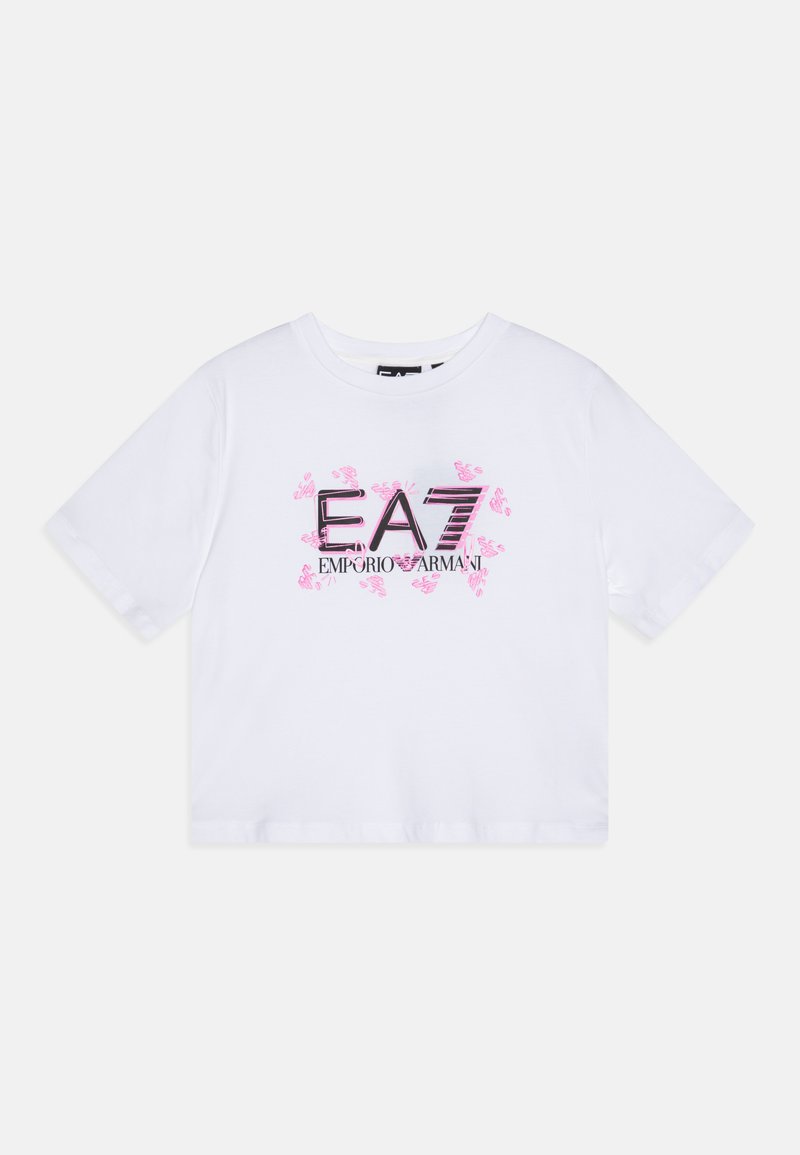 Fehér, pamutból készült cropped t-shirt, amelyen a "EA7 EMPORIO ARMANI" logó rózsaszín és fekete színben látható, rövid ujjaival és kerek nyakkivágásával.