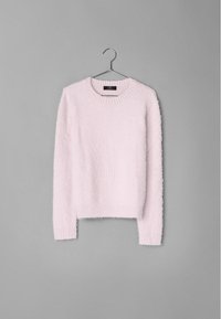 Pull en laine moelleuse et rose avec un col rond et des manches longues. Tissu texturé, poignets et ourlet côtelés, exposé sur un cintre contre un fond neutre.