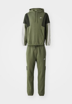 Olivengrøn Nike hoodie med grå og grønne detaljer samt matchende joggers, der har en frontlomme og elastisk talje.