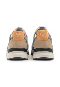 Graue und blaue Wildleder-Sneaker mit orangefarbenen Akzenten, Mesh-Details und einer schwarzen Sohle. Enthält das Markenlogo an der Ferse und eine strukturierte Oberfläche.