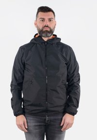 Giacca nera con zip e cappuccio, realizzata con una texture liscia e dettagli arancioni all'interno, dotata di tasche laterali e polsini elasticizzati.