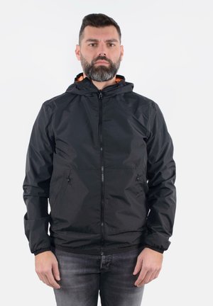 Giacca nera con zip e cappuccio, realizzata con una texture liscia e dettagli arancioni all'interno, dotata di tasche laterali e polsini elasticizzati.