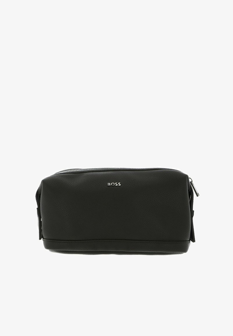Trousse de toilette noire à texture de galets, dotée d'une fermeture éclair et d'un logo "BOSS" argenté sur le devant. Comprend des poches latérales pour un rangement supplémentaire.