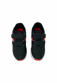 Scarpe da ginnastica nere con dettagli rossi, dotate di due cinturini regolabili in velcro, un colletto imbottito e una suola in gomma bianca.