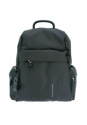 Zaino grigio scuro realizzato in tessuto texturizzato. Tasca frontale con zip e tasche laterali. Dotato di manico superiore e dettaglio del logo stampato.