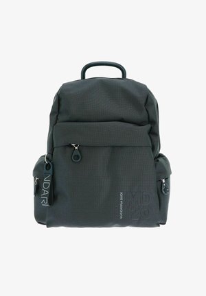 Sac à dos gris foncé en tissu texturé. Poche avant à fermeture éclair et poches latérales. Dispose d'une poignée supérieure et d'un logo imprimé.