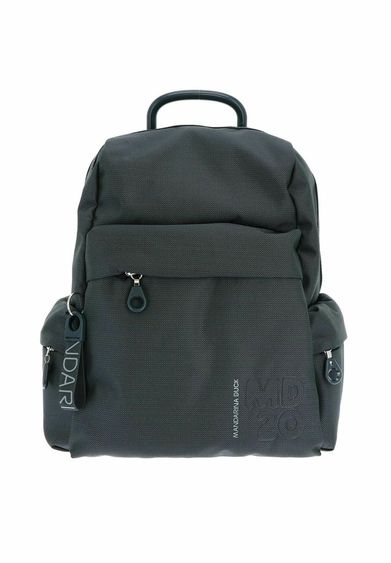 Sac à dos gris foncé en tissu texturé. Poche avant à fermeture éclair et poches latérales. Dispose d'une poignée supérieure et d'un logo imprimé.