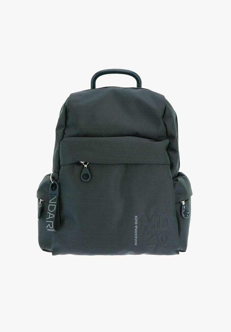 Sac à dos gris foncé en tissu texturé. Poche avant à fermeture éclair et poches latérales. Dispose d'une poignée supérieure et d'un logo imprimé.