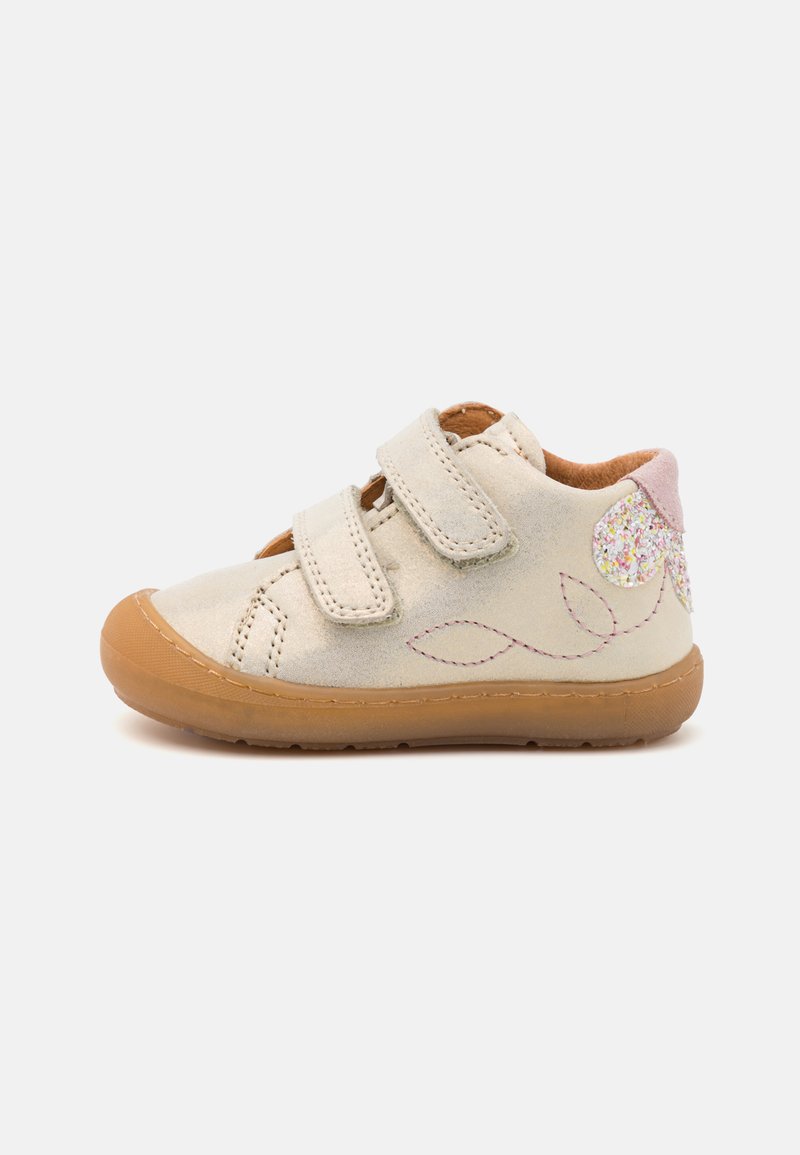 Bottes pour bébé en daim beige avec deux bandes Velcro, semelle en caoutchouc, accents en daim rose et broderies florales décoratives avec des détails en paillettes.