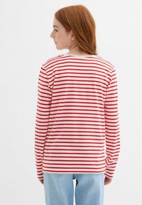 T-shirt a maniche lunghe a righe orizzontali rosse e bianche, tessuto morbido, vestibilità rilassata, scollatura rotonda e retro semplice.
