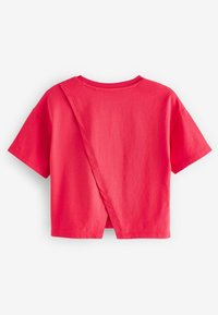 Rotes T-Shirt mit kurzen Ärmeln und einem einzigartigen asymmetrischen Rückendesign, das einen leichten Schlitz und eine weiche Baumwolltextur aufweist.