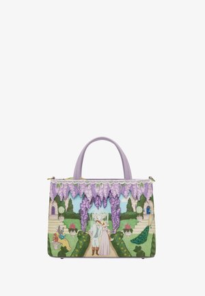 Bolso color lavanda con una escena de jardín que muestra a una pareja besándose bajo glicinia púrpura, animales leyendo y un pavo real junto a escalones de piedra.
