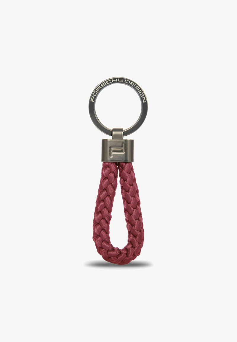 Portachiavi Porsche Design con una striscia intrecciata in finta pelle bordeaux, un anello metallico e un'accattivante incisione del logo.