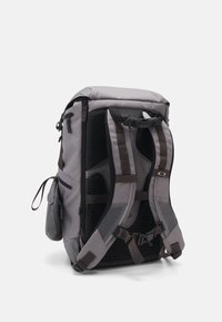 Oakley LATITUDE BACKPACK UNISEX - Hátizsák - granite gray