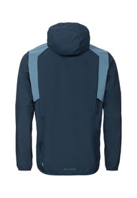 Marineblaue, wasserdichte Jacke mit Kapuze, ausgestattet mit hellblauen Schulterpaneelen und elastischen Bündchen. Glatte Oberfläche; Logo am unteren Rücken sichtbar.