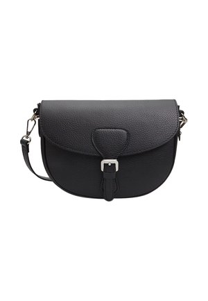 Borsa a tracolla in pelle nera con forma arrotondata, superficie texturizzata, chiusura a patta, ferramenta color argento e tracolla regolabile.