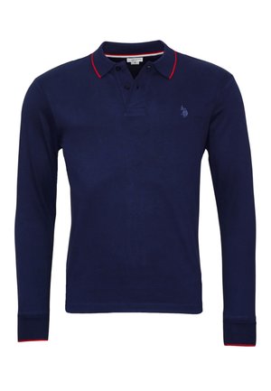 Polo de manga larga en color azul marino con cuello rojo y detalles en las mangas rojas. Cuenta con una tapeta de dos botones y un pequeño logo bordado en el lado izquierdo del pecho.