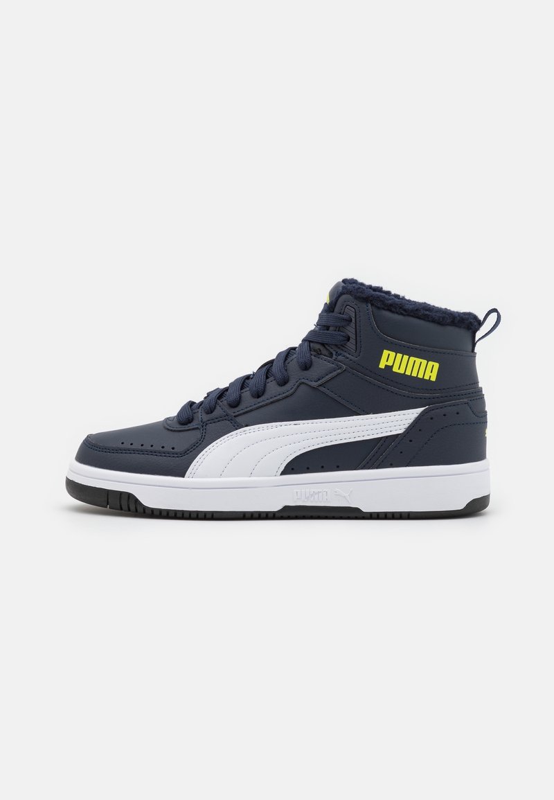 Baskets montantes Puma bleu marine avec bande latérale blanche, logo Puma jaune, semelle noire et doublure intérieure en peluche.