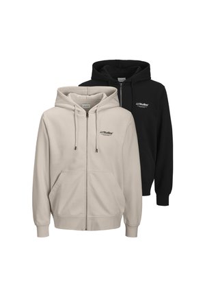 Zwei Kapuzenpullis mit Reißverschluss: einer in hellbeige mit vorderen Taschen und schwarzem Logo, der andere in Schwarz mit passendem Logo. Beide verfügen über eine Kordelzugkapuze.