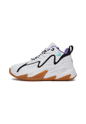 Baskets blanches de sport avec des accents noirs et violets, semelle marron clair, détails ondulés, et un petit logo turquoise près de la cheville.
