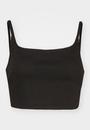 Crni kratki top s tankim trakama, napravljen od glatkog materijala. Ima ravni dekolte i minimalistički dizajn. Nema vidljivih uzoraka ili metalnih dijelova.