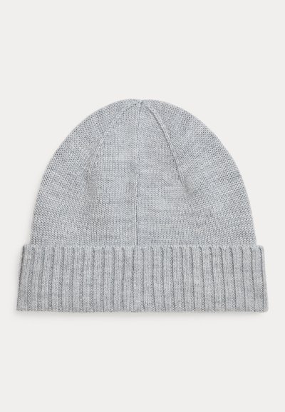Lichtgrijze gebreide beanie met een omgeslagen geribde boord, gemaakt van een zachte, warme stof geschikt voor koud weer.