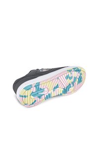 Sneaker nera con superficie testurizzata, dotata di suola multicolore in rosa pastello, giallo e teal, che presenta un motivo ondulato e un dettaglio del logo.
