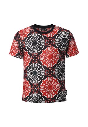 Maglietta a maniche corte con colletto nero, caratterizzata da un motivo circolare e floreale intricato ripetuto in rosso, nero e bianco su tutto il tessuto.