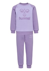Ensemble sweat-shirt et pantalon assorti violet. Le sweat-shirt présente un logo et des détails à pression, tandis que les pantalons ont des poignets élastiques et un branding sur la jambe.