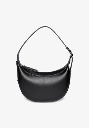 Bolso de mano en forma de media luna de cuero negro con una correa de hombro ajustable y cierre superior con cremallera.