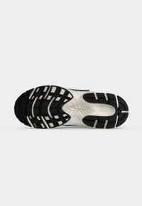 Σόλα αθλητικού παπουτσιού Nike με ασπρόμαυρο σχέδιο πέλματος και εντυπωμένο λογότυπο Nike στο τμήμα της φτέρνας.