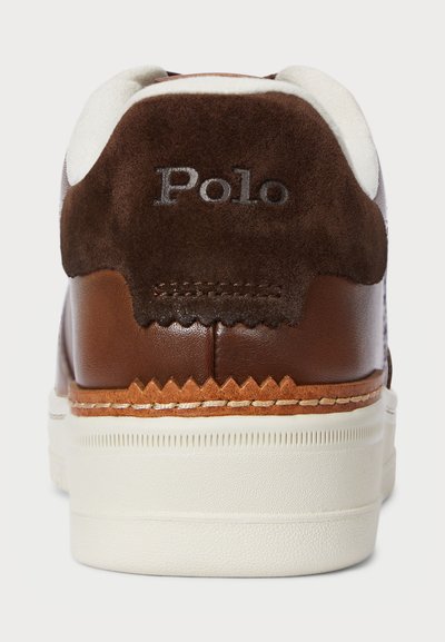 Tenis brown din piele cu toc din suede, accente albe, logo „Polo” embosat, talpă din cauciuc alb texturată și cusături detaliate.