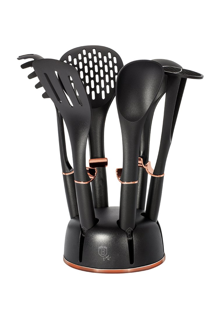 Černá sada kuchyňských nástrojů v držáku. Vyrobená z plastu s matným povrchem, obsahuje děrovanou a plnou špachtli a naběračku. Mosazné akcenty.