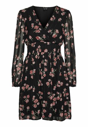 Melna ziedu kleita ar apvelkamu V-veida dekoltē, garām caurspīdīgām piedurknēm un elastīgu jostu. Saturs rozā un zaļus ziedu rakstus uz tekstūrētas auduma.