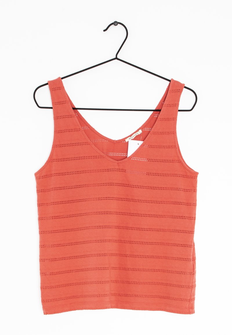 Korallfärgad linnétopp med V-ringning, ärmlös design och horisontella utskärningsmönster. Tyget ser lätt och texturerat ut. Hänger på en svart krok.
