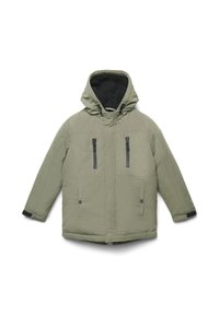 Giacca isolante verde oliva con cappuccio, dotata di due tasche sul petto con zip e due tasche laterali con bottone a pressione. Rivestimento interno in fleece testurizzato.