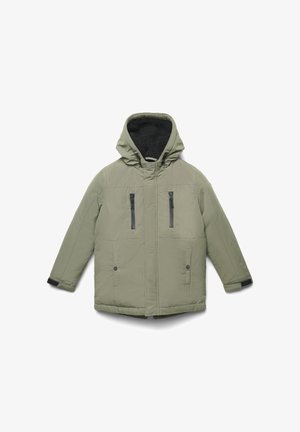 Olivgrüne isolierte Jacke mit Kapuze, ausgestattet mit zwei Reißverschlusstaschen auf der Brust und zwei Druckknopf-Seitentaschen. Strukturierter Fleece-Innenfutter.