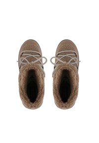Botas de ante marrón con un forro interior de felpa, punta redondeada, exterior texturizado y cordones decorativos blancos. Presenta un diseño de altura hasta el tobillo.