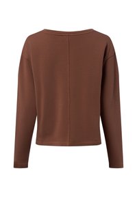 Brązowa bluzka z długim rękawem wykonana z miękkiego materiału, z okrągłym dekoltem i prostym krojem, z minimalnymi detalami szwów na plecach.