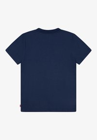 Camiseta de manga corta azul marino hecha de algodón. Diseño de cuello redondo con una textura suave y una pequeña etiqueta de la marca en la parte inferior izquierda.