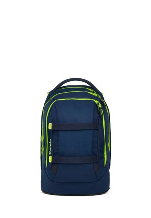 Marineblauer Rucksack mit neon-grünen Reißverschlüssen und Akzenten, zwei vorderen Riemen und einem oberen Tragegriff, aufrecht stehend vor weißem Hintergrund.