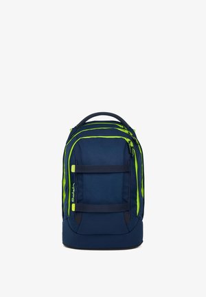 Marineblauer Rucksack mit neon-grünen Reißverschlüssen und Akzenten, zwei vorderen Riemen und einem oberen Tragegriff, aufrecht stehend vor weißem Hintergrund.