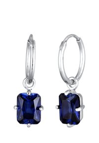 Boucles d'oreilles en argent en forme de créole avec des pierres précieuses rectangulaires bleu profond, fixées par quatre griffes, présentant une texture polie et une finition brillante.
