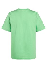 Zielona bawełniana koszulka, krótkie rękawy, okrągły dekolt, jednolity kolor, gładka tekstura, widok z tyłu, brak widocznych grafik lub detali wzoru.