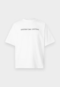 T-shirt de algodão branco com mangas curtas e decote redondo, com o texto "SISTEMA TEMP. CRÍTICO" impresso a preto nas costas.